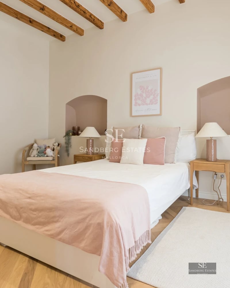 Expansive view of a modern villa featuring an infinity pool, lush garden, and sleek architecture. Ideal for families.