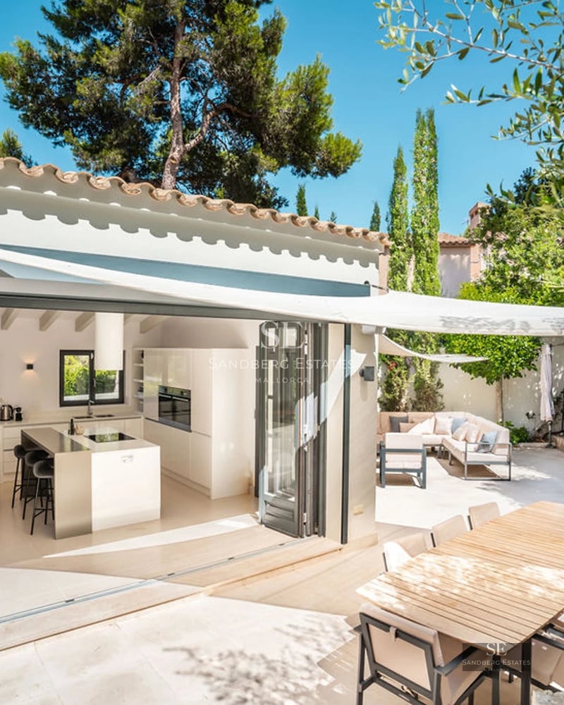 Exterior view of a modern villa with an infinity pool. Minimalist design, large windows, manicured landscaping. Elegance and comfort.