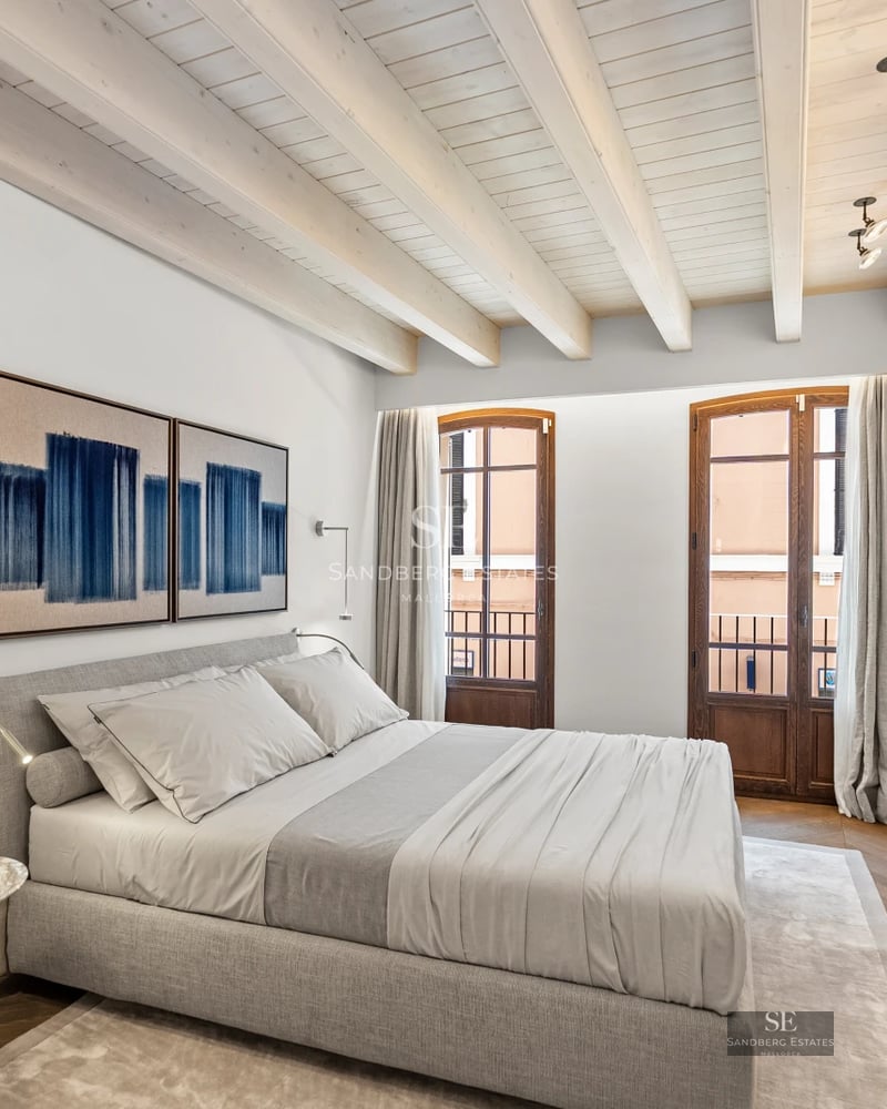 Expansive balcony with panoramic views. Modern design with a pool and stylish furniture. Ideal for relaxation and entertainment.