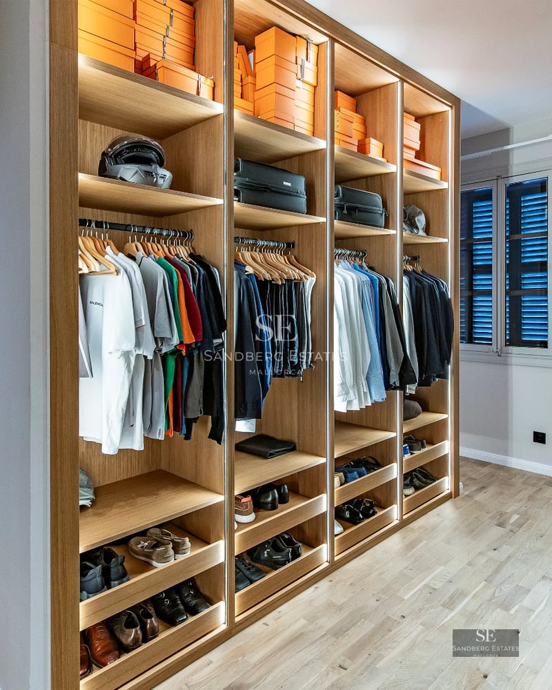 Spacious living room with floor-to-ceiling windows facing the sea. Modern and bright decor. Elegant and comfortable furniture. Panoramic views.