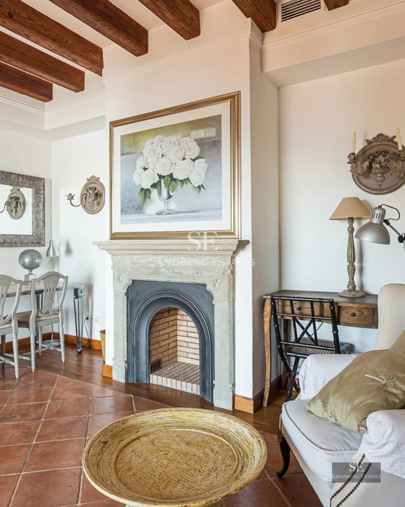 Salon lumineux avec grandes baies vitrées, mobilier moderne, parquet et vue panoramique sur l'océan. Canapé d'angle et décoration minimaliste.