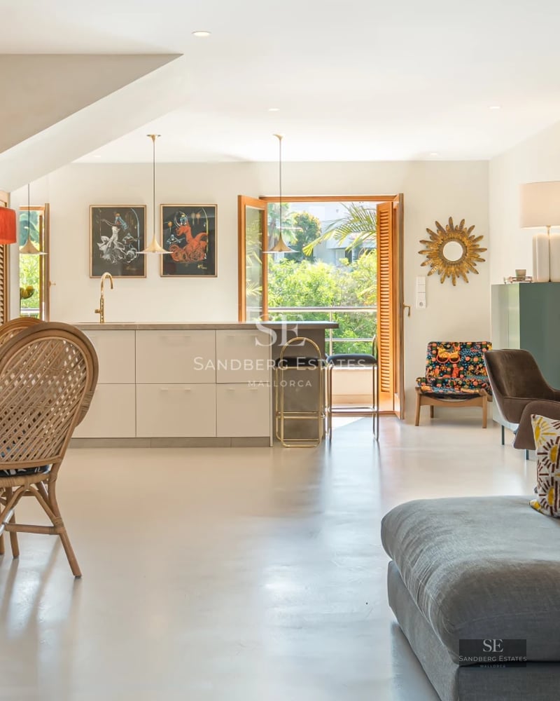 View of a modern villa with infinity pool, lush garden, and spacious terraces. Minimalist architecture and high-quality materials.