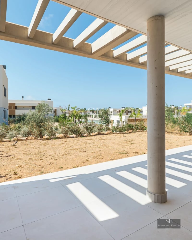 Large swimming pool with sun loungers and lush garden. Modern and elegant design. Perfect for relaxing and enjoying the sun.