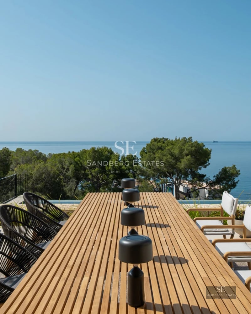 Spacious terrace featuring an infinity pool and panoramic views. Modern design with stylish outdoor furniture. Ideal for relaxation and entertainment.