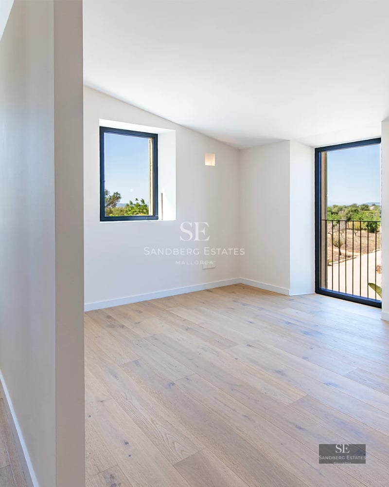 Exterior view of a modern villa with infinity pool, lush garden and large balcony. Minimalist design and high-quality finishes.
