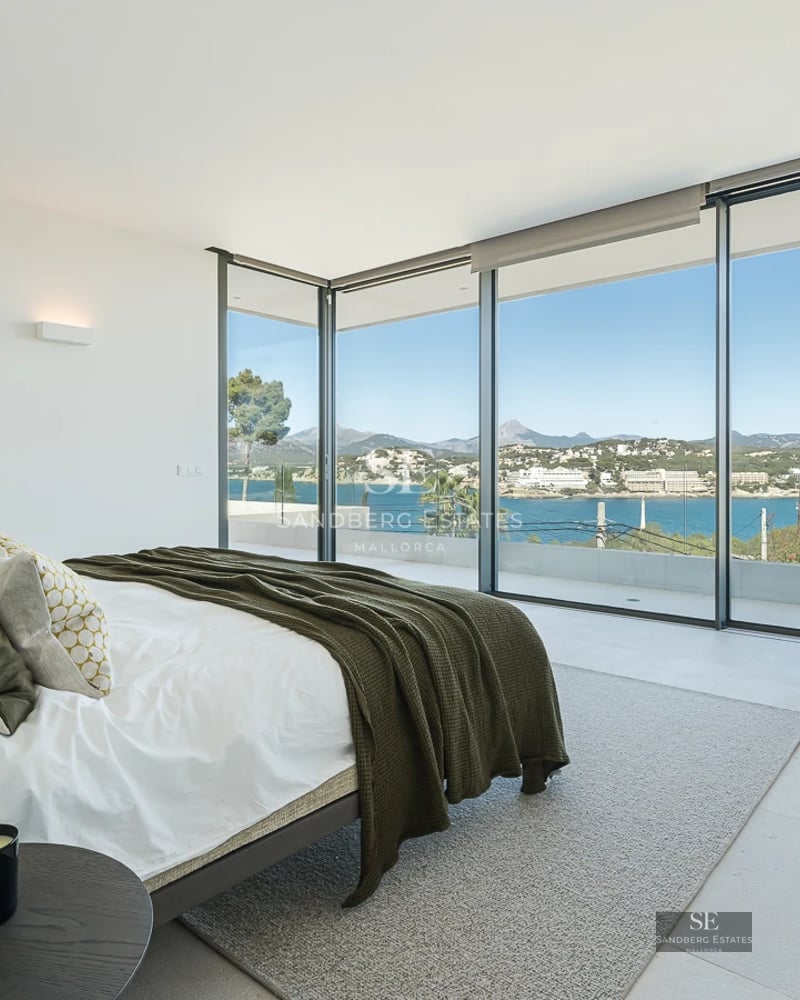 View of a luxurious villa with an infinity pool, spacious garden, and modern design. Warm lighting, ideal for relaxation and entertainment.