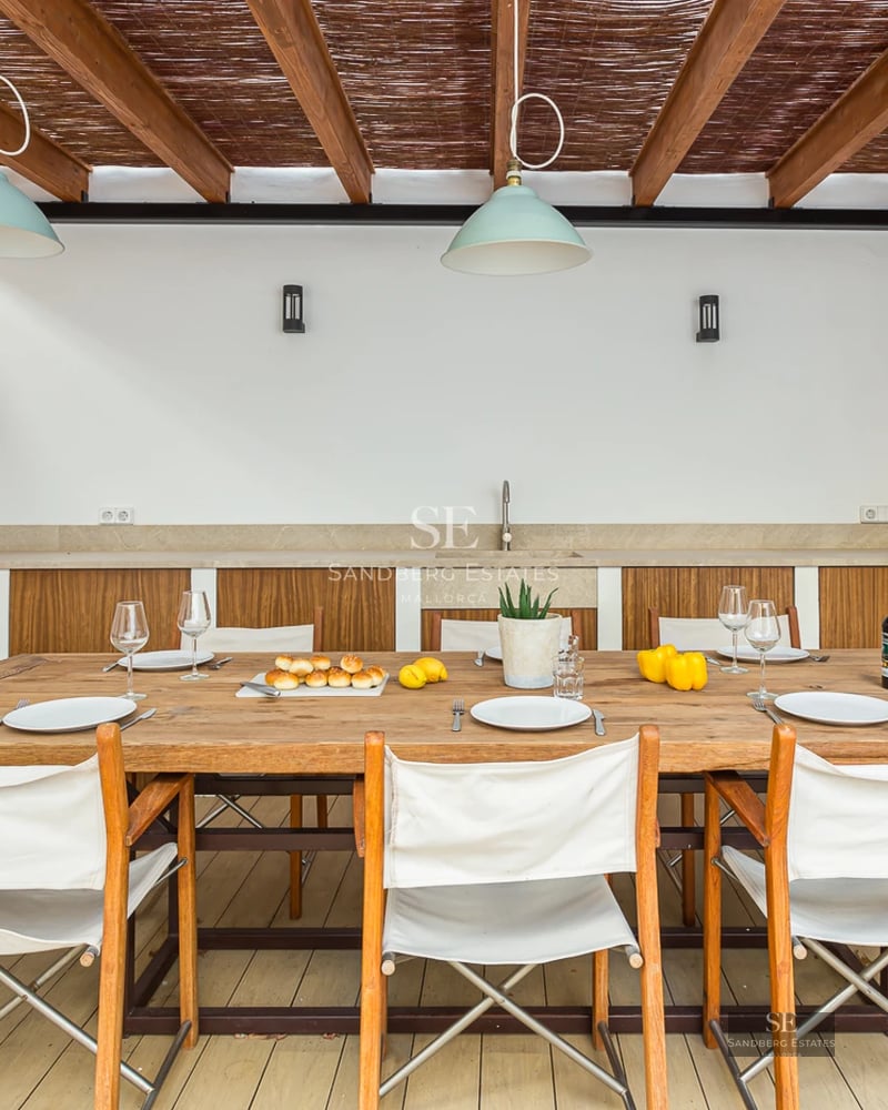 Spacious terrace with infinity pool and sea views. Modern architecture with elegant, minimalist furniture. Lush gardens.