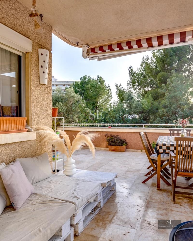 Vue moderne d'une villa avec piscine à débordement, chaises longues et végétation luxuriante. Design minimaliste, grandes fenêtres et terrasses ensoleillées.