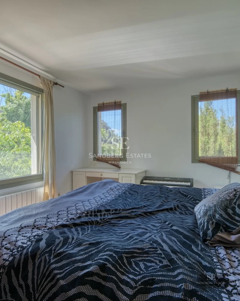 Spacious terrace with infinity pool and panoramic views. Modern furniture, wooden floors, and glass railings.