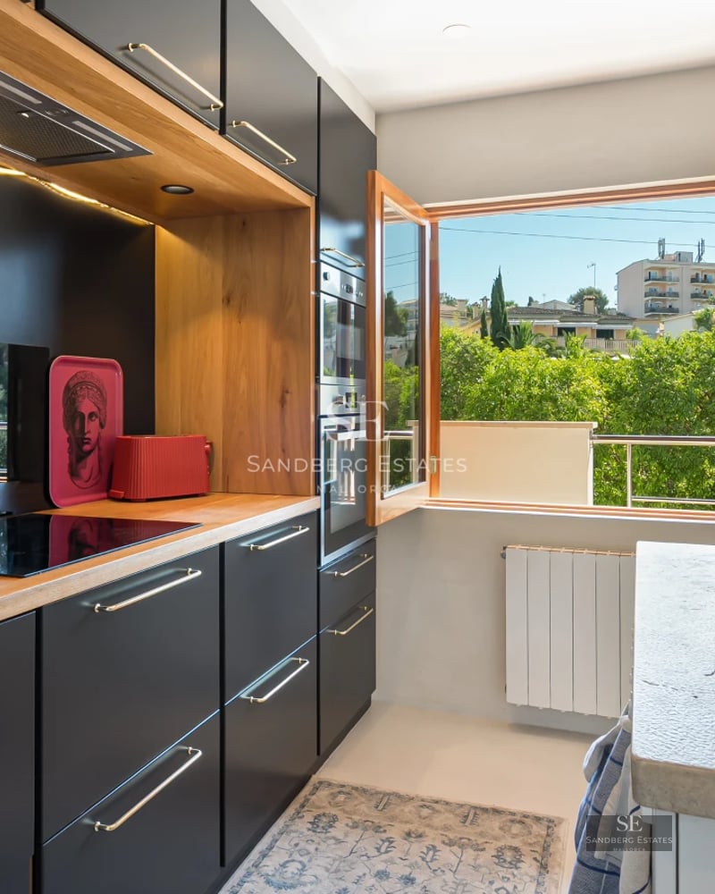 Spacious terrace with infinity pool. Panoramic sea views, elegant sun loungers, and modern design. Ideal for relaxation and entertainment.