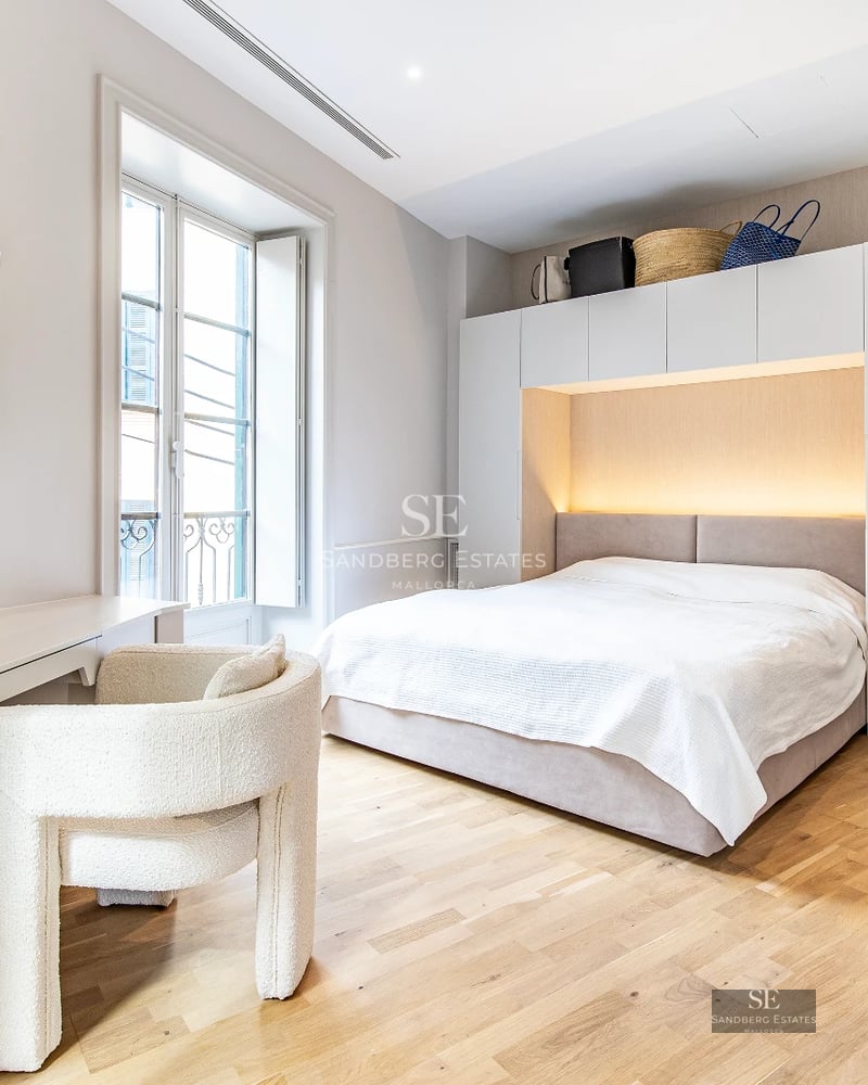 Exterior of a modern villa with an infinity pool and garden. Minimalist architecture with large windows and abundant natural light.