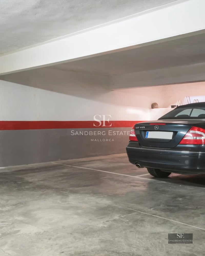 Expansive terrace with infinity pool, panoramic sea views, modern and elegant furniture, ideal for outdoor living.