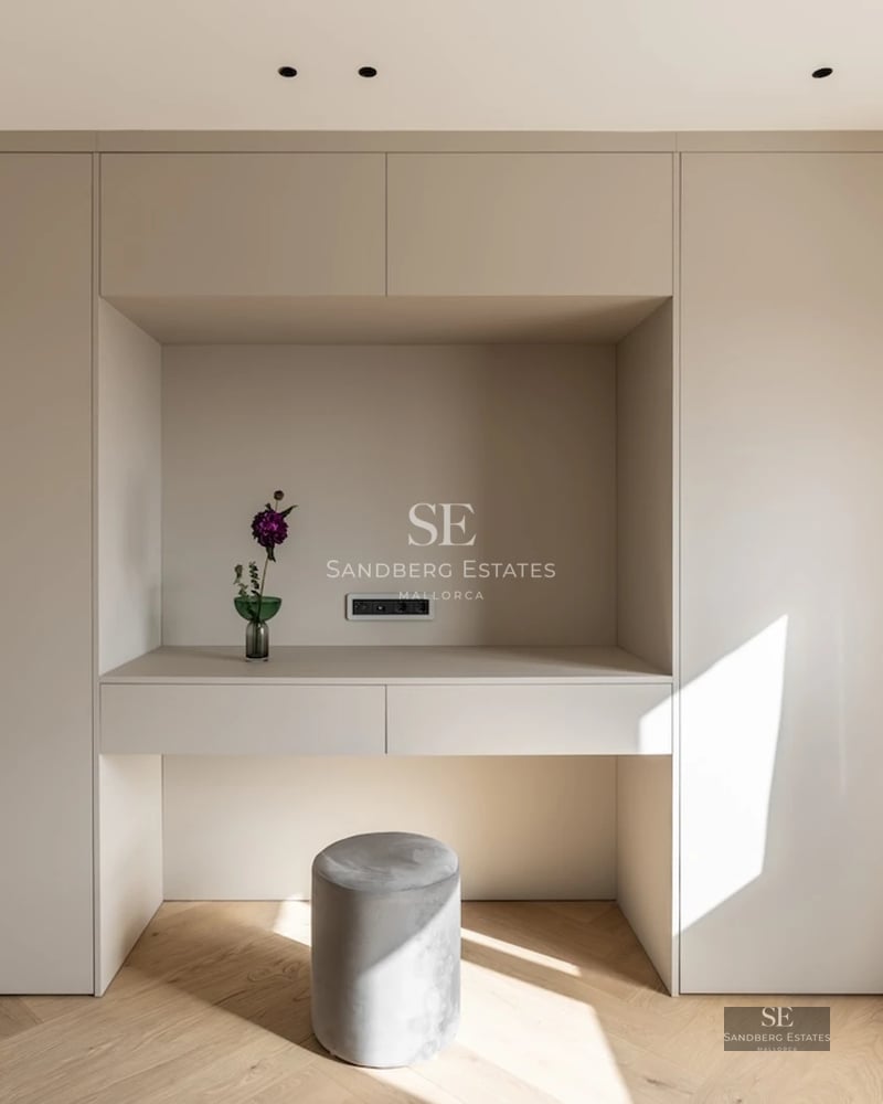 Panoramic view of a luxurious house with an infinity pool, surrounded by greenery and with spacious sun terraces.