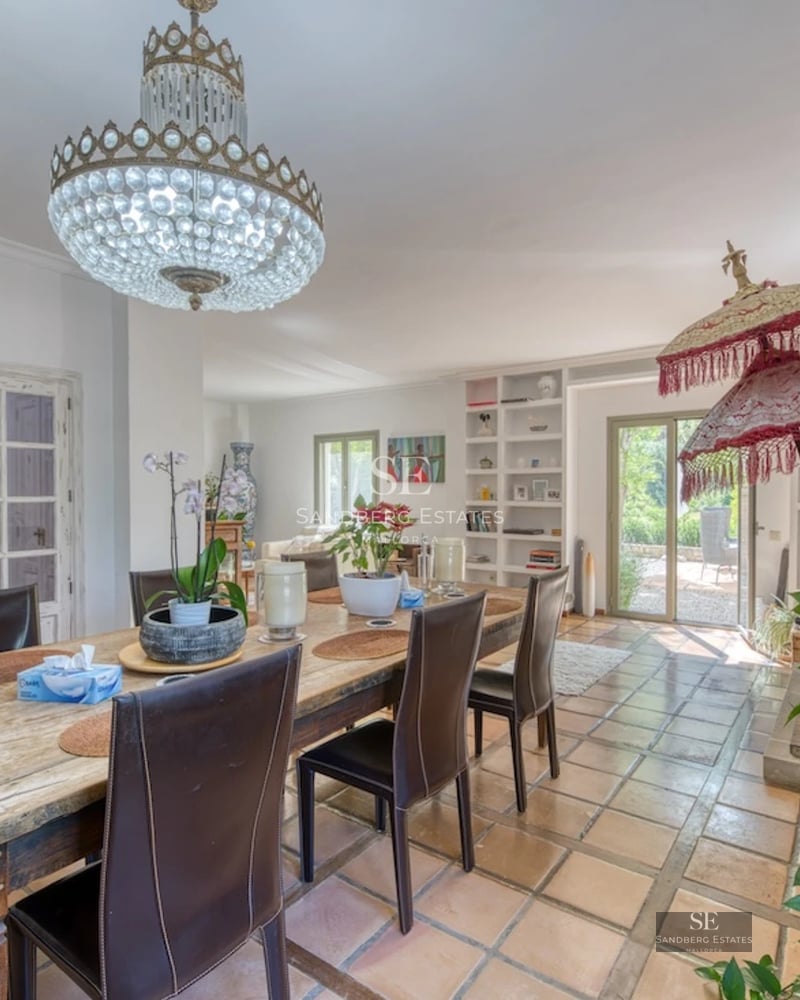 Pool view with sun loungers. Minimalist design with large windows. Lush garden and modern architecture. Natural lighting.