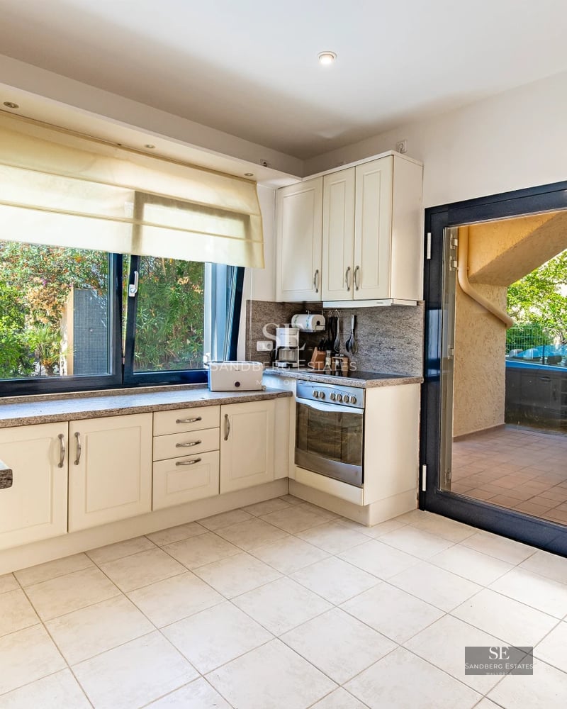 Image of a modern villa with an infinity pool. Details: minimalist architecture, ambient lighting, lush vegetation.
