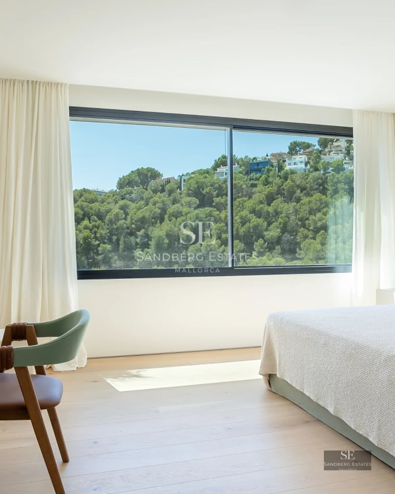 View of a modern villa's infinity pool. Minimalist design, large windows, and lush garden. Avant-garde architecture.