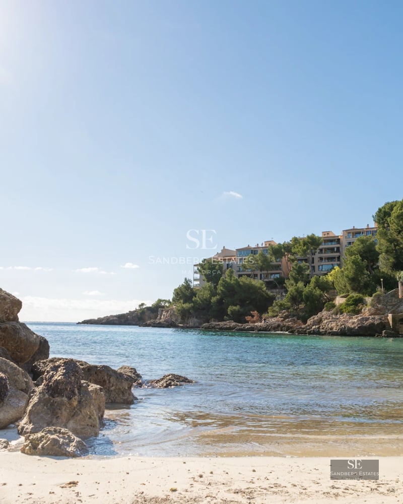 Bright living room featuring large windows, light wood floors, a modular sofa, and stunning views. Modern and elegant design.