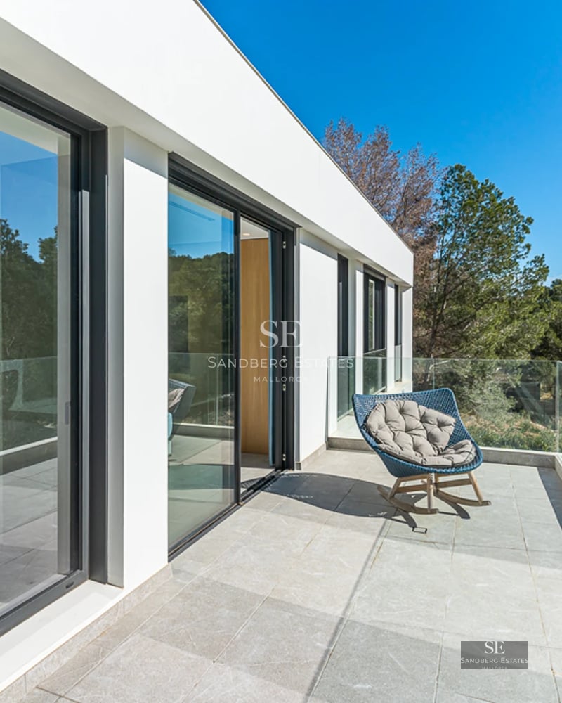Vue extérieure d'une villa moderne avec piscine. Architecture minimaliste, grandes fenêtres et aménagement paysager luxuriant.