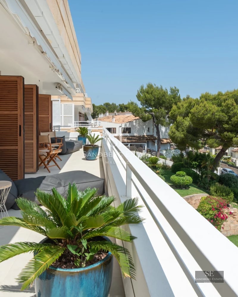 Exterior view of a modern villa featuring an infinity pool, manicured garden, and large windows offering ample light.