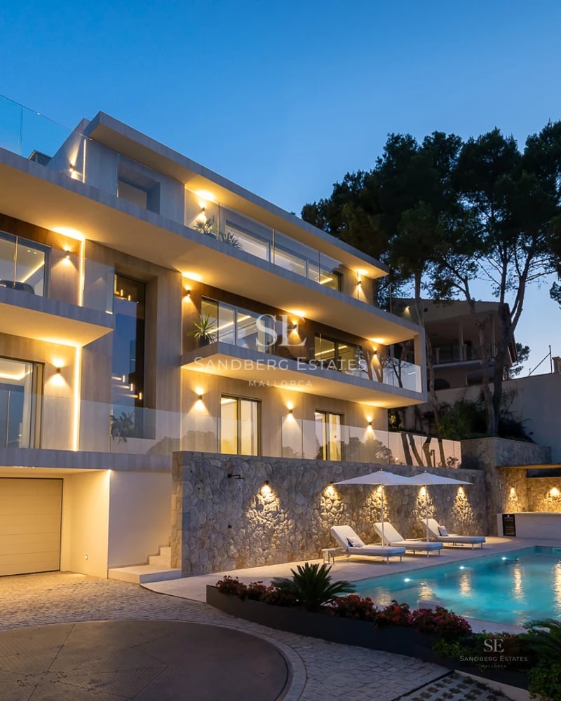 Spacious terrace with infinity pool and panoramic sea views. Modern architecture and minimalist design with elegant outdoor furniture.