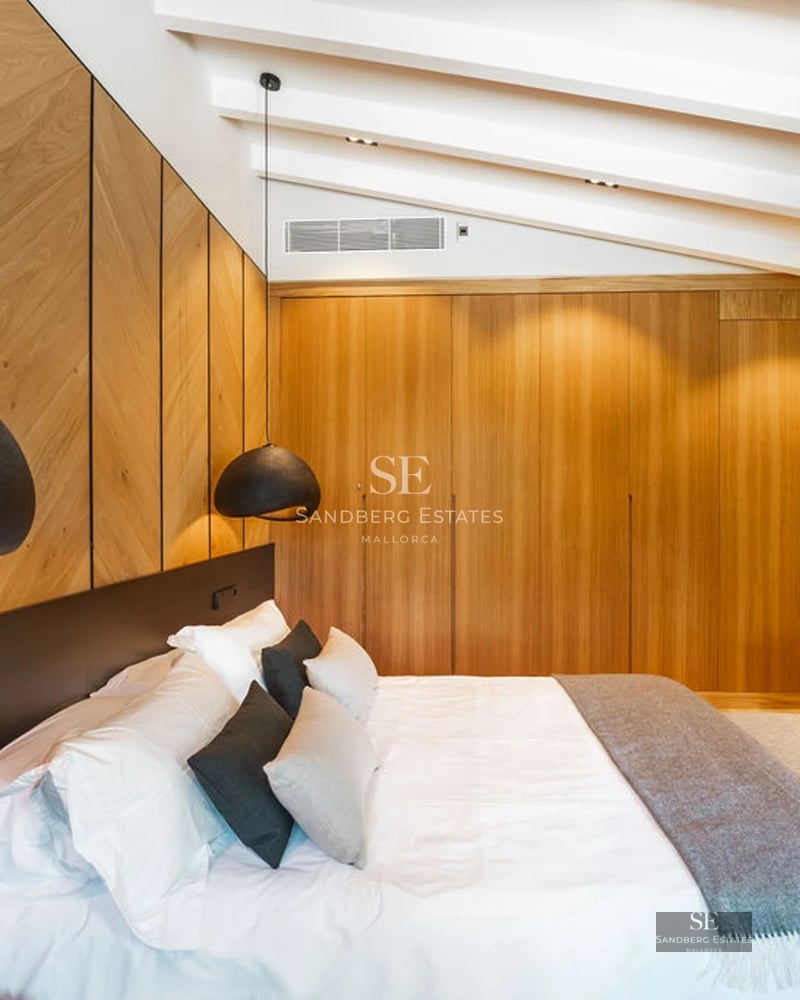 View of a modern house with a reflecting pool. Minimalist design, large windows, and lush vegetation. Avant-garde architecture.