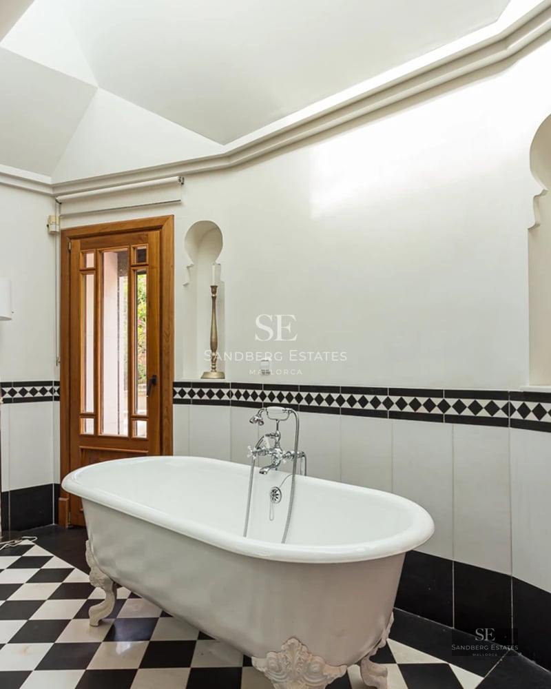 Extérieur de villa moderne avec piscine à débordement, grandes terrasses, et design architectural minimaliste. Végétation luxuriante et vues panoramiques.