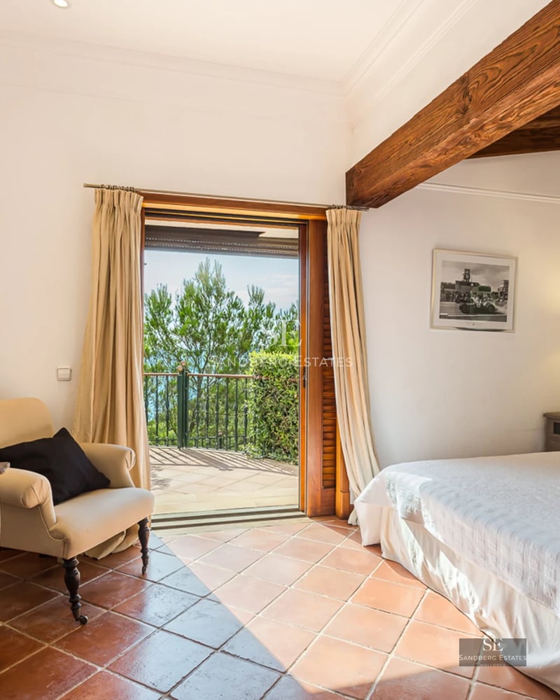 Vaste terrasse avec piscine à débordement. Design moderne, chaises longues élégantes, vues panoramiques et végétation luxuriante.