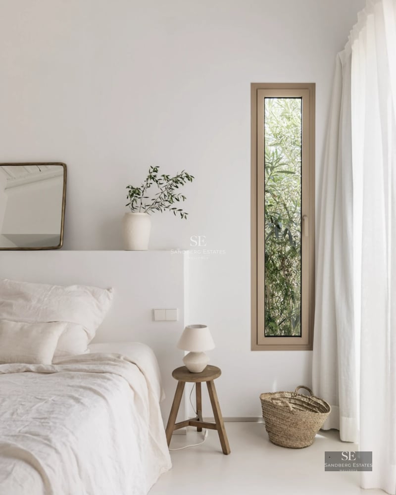 Image of an elegant house with a reflective pool, surrounded by manicured gardens and modern architecture.