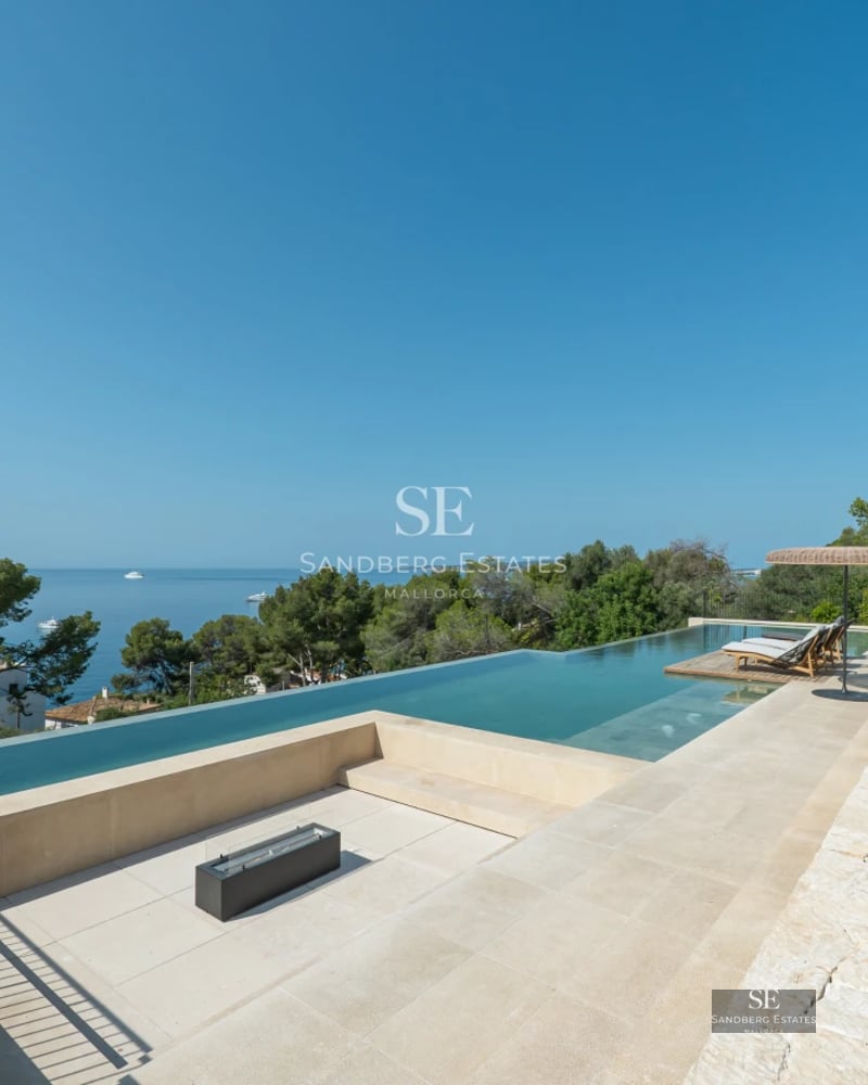 Image of a modern reflecting pool with sun deck and panoramic views. Minimalist design with ambient lighting.