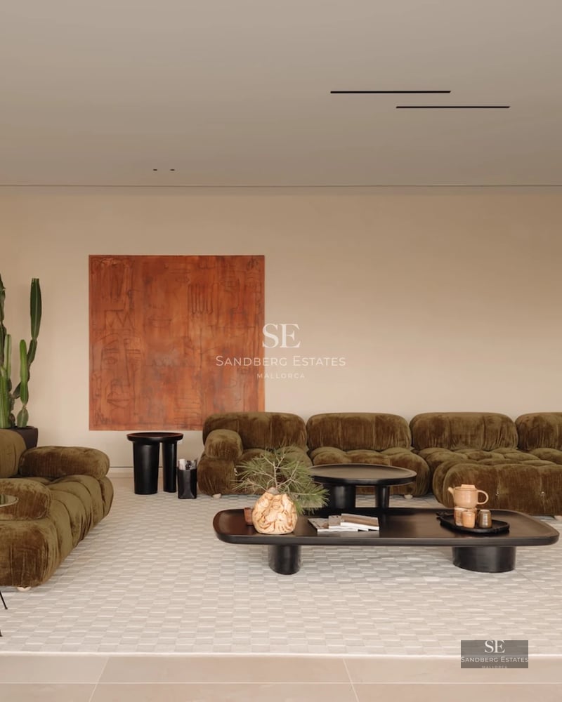 Expansive terrace with infinity pool. Panoramic views. Modern design with stylish outdoor furniture and lush vegetation.