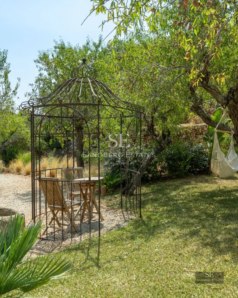 View of an elegant infinity pool overlooking the sea, surrounded by a modern terrace with sun loungers and lush vegetation.