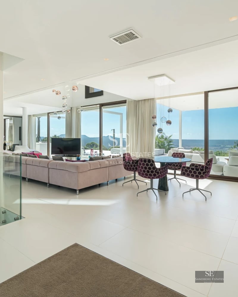 Exterior of a modern house with reflecting pool. Minimalist design, large windows and manicured landscaping.