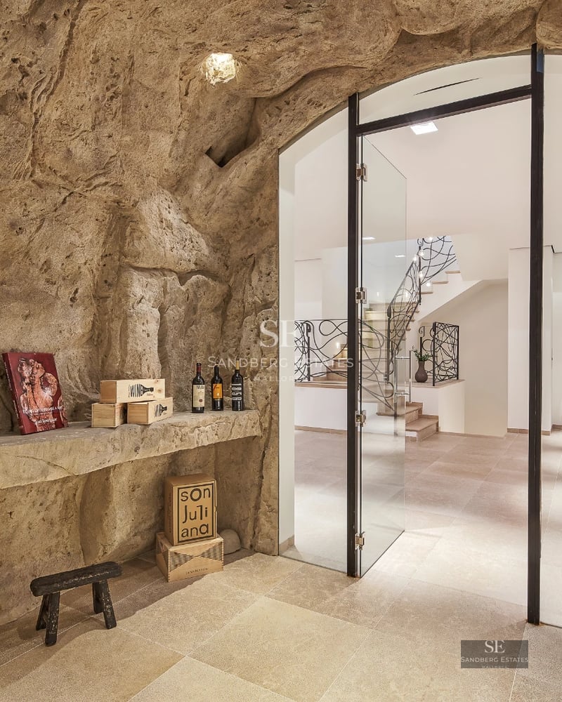 Spacious living room with large windows, modern furniture and terrace access. Bright and with unobstructed views.