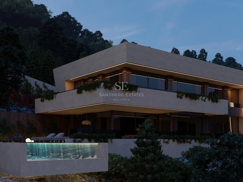 Villa sur deux niveaux avec piscine à débordement aux parois de verre devant une colline boisée au crépuscule.