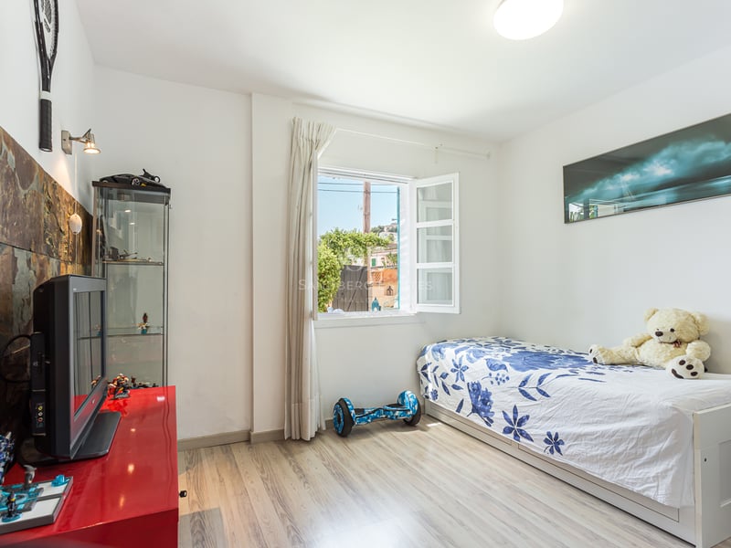 Image of a modern house with a pool, large windows, manicured garden, and minimalist design. Bright and elegant exterior.