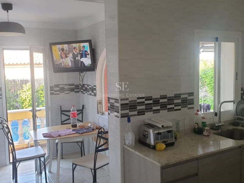 Exterior of a modern home with infinity pool, landscaped garden, and minimalist architectural design. Luxury and elegance.