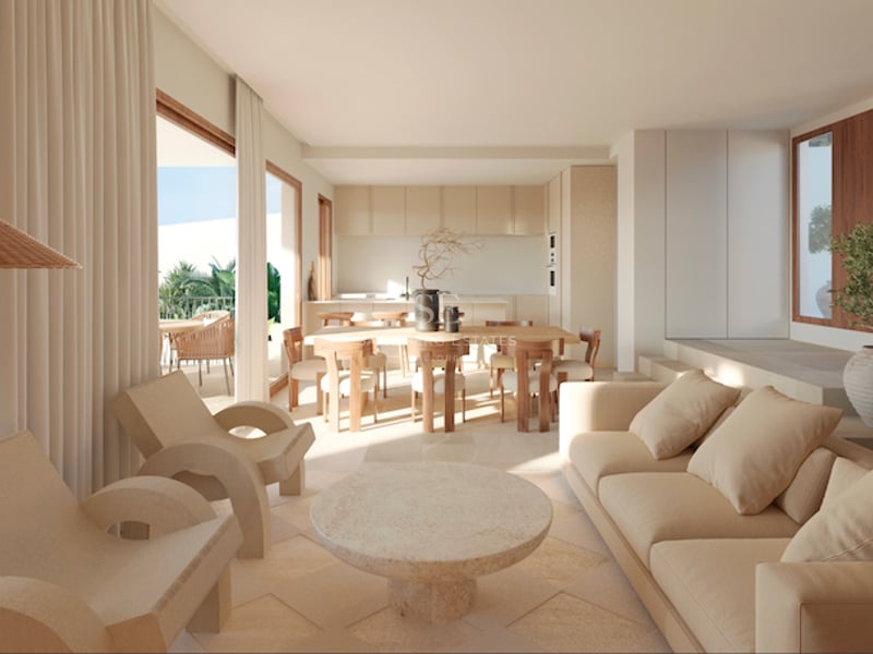 Lichtdurchflutetes Wohnzimmer mit beigen Sofas, Steintisch und Holz-Essbereich mit Zugang zur Terrasse.