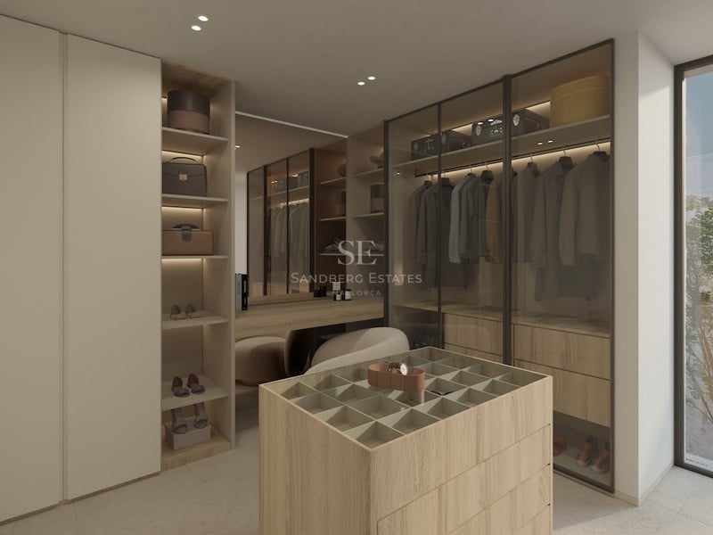 Ein minimalistischer begehbarer Kleiderschrank mit Holz- und Glasschränken, einer Mittelinsel und Tageslicht.