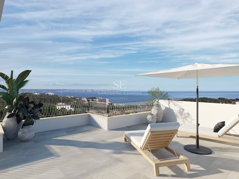 Sonnige Terrasse mit Holzliege, weißem Sonnenschirm und Panoramablick auf die Mittelmeerküste und das blaue Meer.