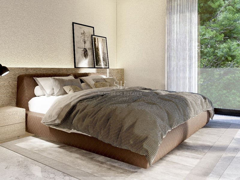 Chambre moderne avec grand lit marron et baies vitrées donnant sur une végétation luxuriante.