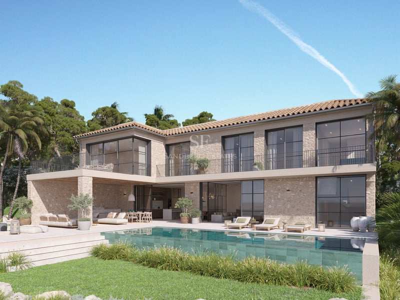 Villa moderne de deux étages avec une grande piscine, des murs en pierre naturelle et de grandes baies vitrées.