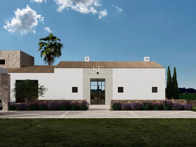 Vue extérieure d'une villa blanche moderne avec accents en pierre, toit en tuiles et lavande sous un ciel bleu.