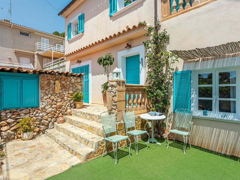 Exterior view of a modern house with a pool, garden, and extensive terraces. Minimalist architecture with high-quality finishes.