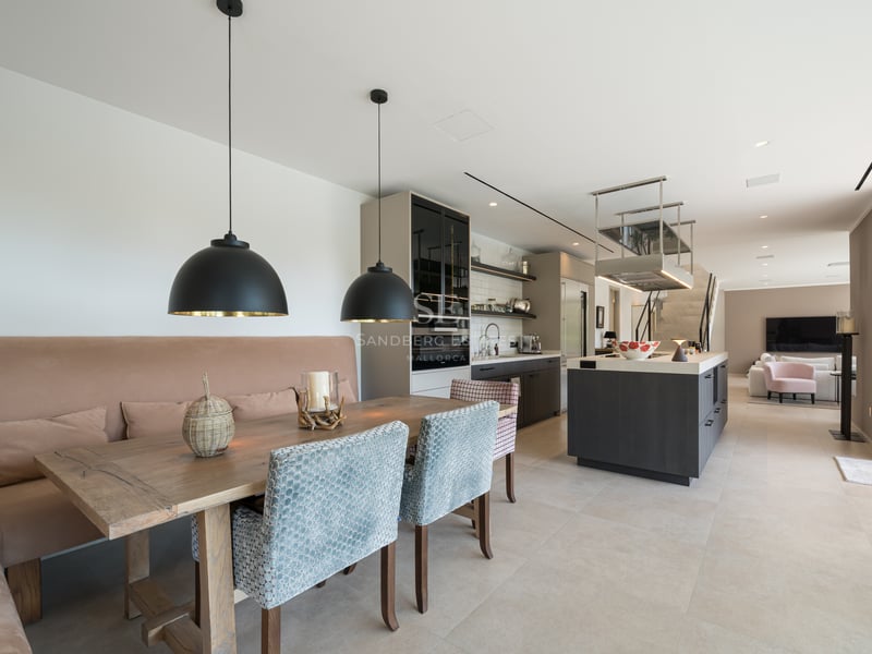 Façade moderne avec piscine à débordement. Lignes épurées, grandes fenêtres, éclairage ambiant et aménagement paysager luxuriant.