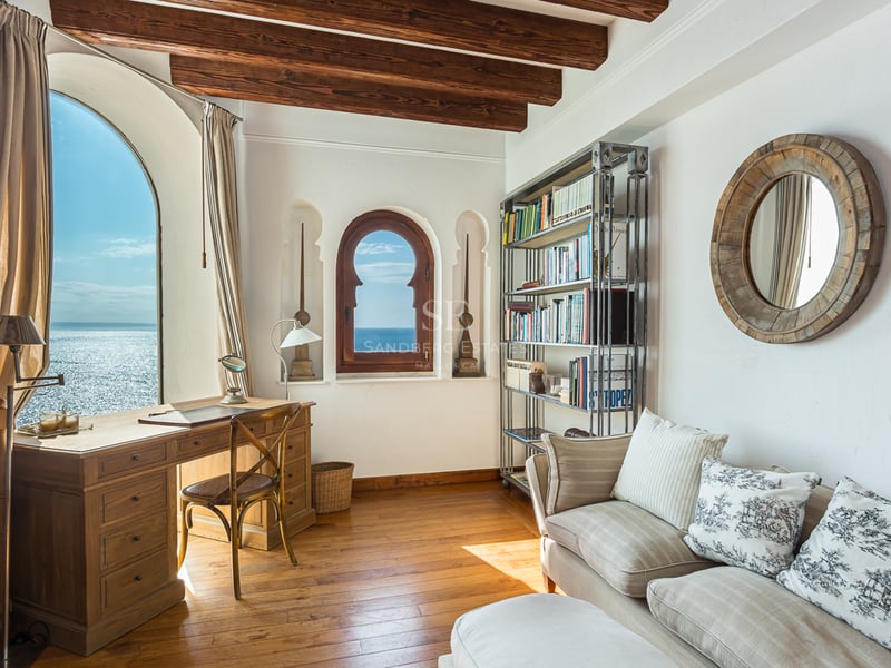 Image d'une villa de luxe avec piscine, architecture moderne, grandes baies vitrées, finitions haut de gamme et jardin luxuriant.