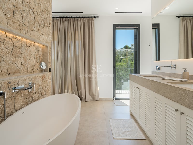 Vue extérieure d'une villa moderne avec piscine, jardin luxuriant et grandes fenêtres maximisant la lumière naturelle et les vues.