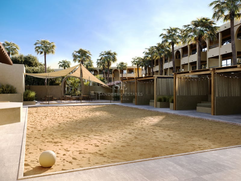 Terrain de volley-ball en sable avec un ballon au premier plan, entouré de cabanes en bois, de palmiers et de voiles d'ombrage.