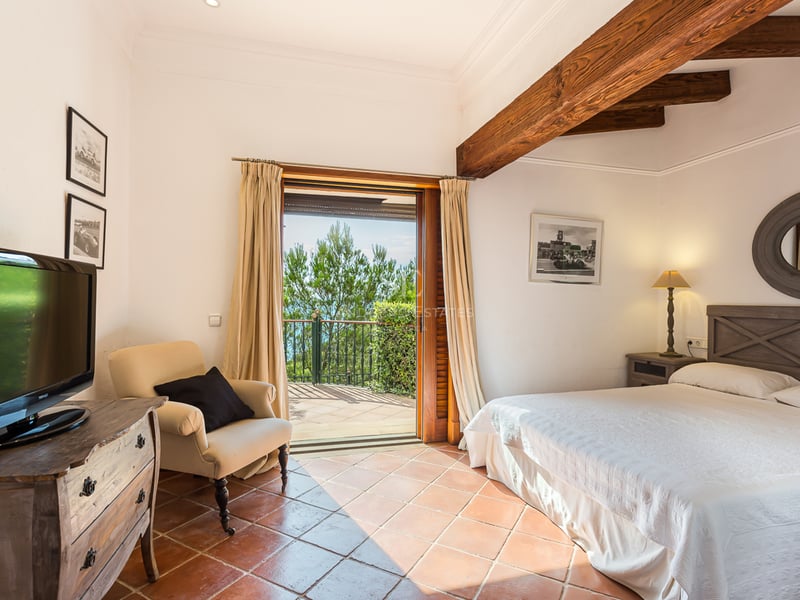 Vaste terrasse avec piscine à débordement. Design moderne, chaises longues élégantes, vues panoramiques et végétation luxuriante.