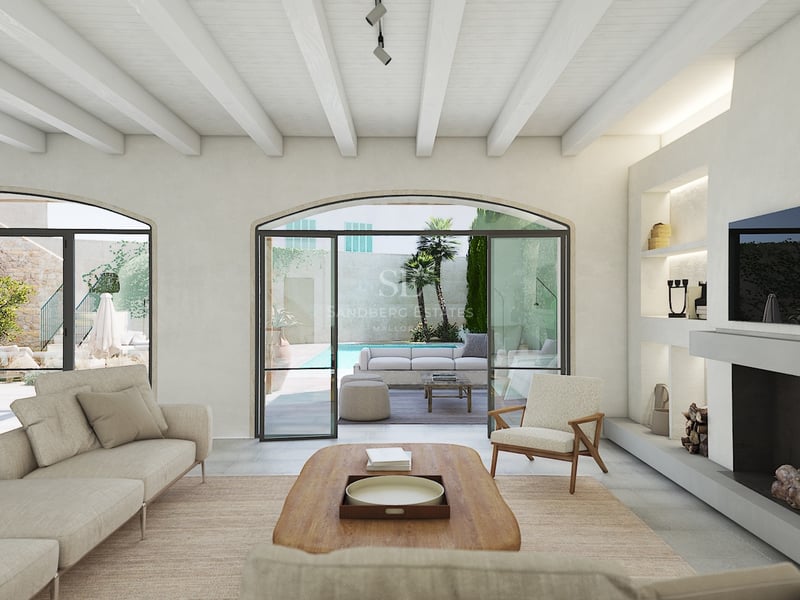 Salon moderne avec poutres blanches, cheminée et grandes baies vitrées cintrées ouvrant sur une piscine et terrasse.