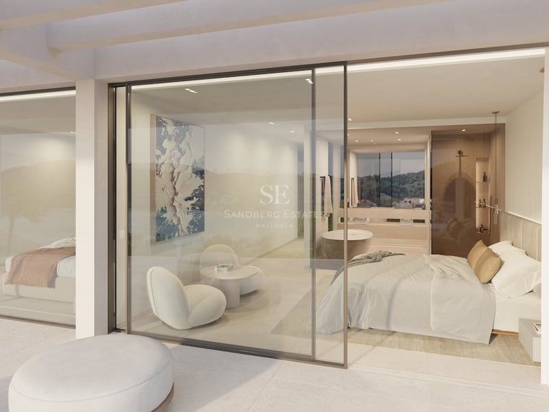 Hauptschlafzimmer mit bodentiefen Glastüren, neutralem Dekor und freistehender Badewanne im Hintergrund.